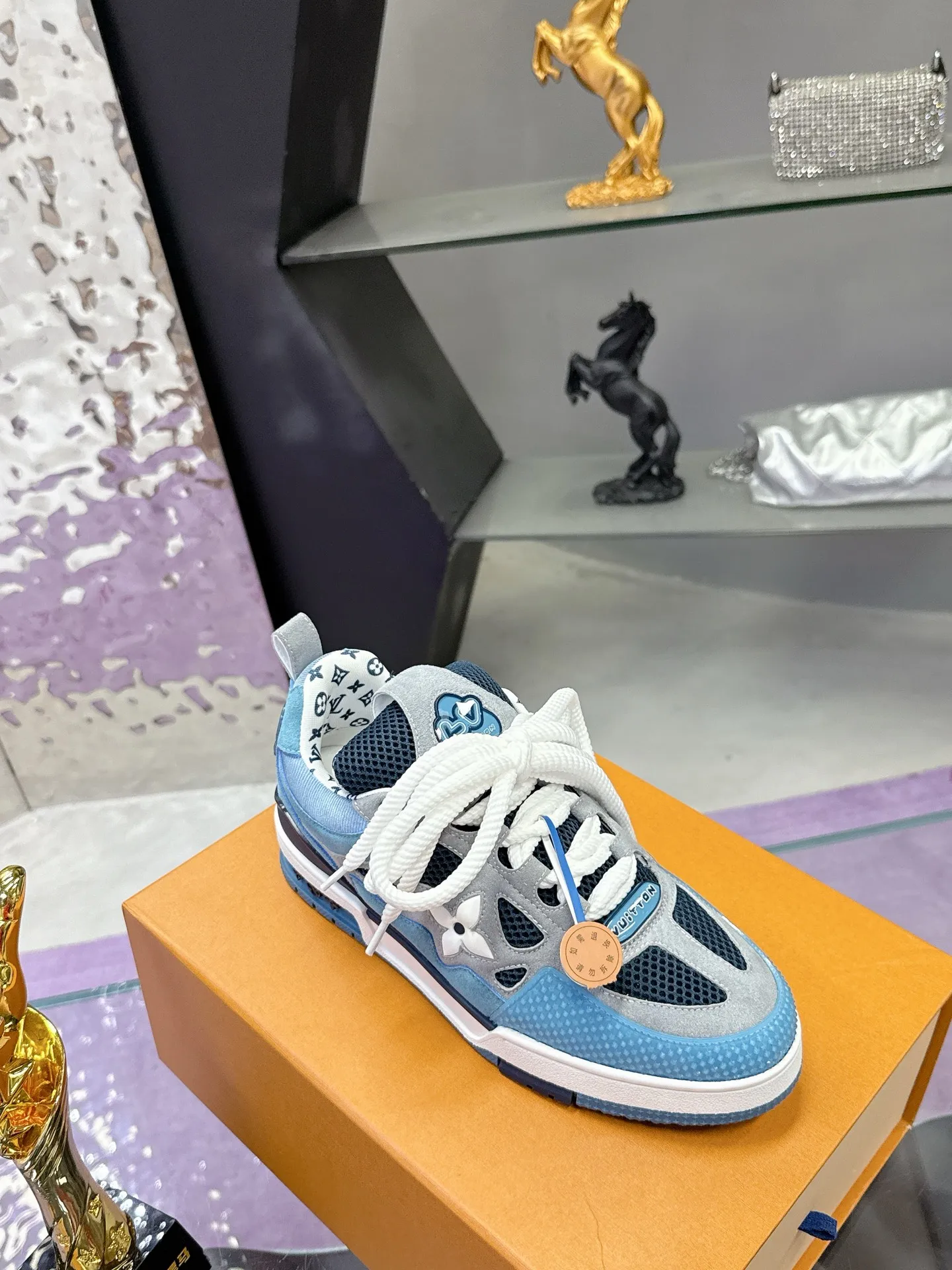 Factory price: 760💰 𝙇𝙑 𝟐𝟎𝟐5 𝐒𝐒 𝐧𝐞𝐰 Officially synchronized new colors💗 Louis Vuitton catwalk skateboard shoes are a hit, LOUIS VUITTON Trainer is undoubtedly one of the most successful Sneakers launched by luxury brands, but the pace of exploration will not stop. LOUISVUITTON will also bring a new series of skateboard shoes in the spring of 2025. The new series in the picture returns to the 90s Chunky Skate Shoes look and feel. The uppers are made of leather and mesh. The fat silhouette and thick shoelaces are very eye-catching. It is expected to have quite a few colors like the Trainer. Judging from the previous DIOR show skate shoes, this chunky style may be even stronger next year.  💎 LV small bread series LV bread shoe series 😘 Couple model Size: Female 35-40 Male 39-44, customized 45, 46